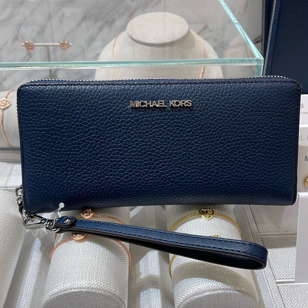 MICHAEL KORS LARGE TRAVEL CONTINENTAL WRISTLET WALLET NAVY BLUE COLOR
NWT